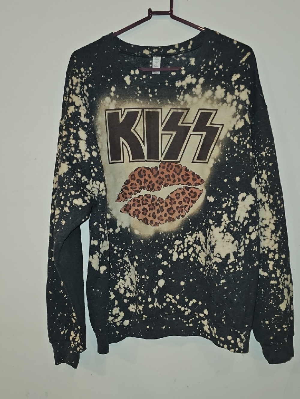 KISS Womens Graphic Sweatshirt with Leopard Print Lips. Tie Dye Splatter. Large!